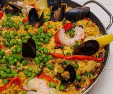 How to Make Spanish Arroz con Mariscos, Pollo y Verduras: Seafood, Chicken, and Vegetable Paella