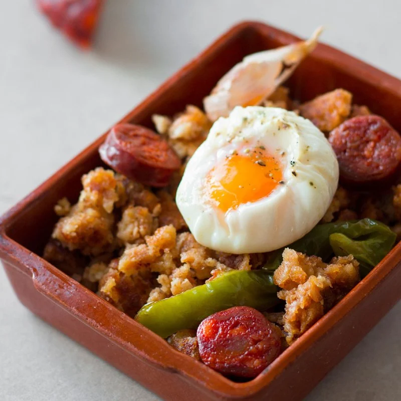 How to Make Spanish Migas con Chorizo y Huevos: A Flavorful Bread, Sausage, and Egg Dish