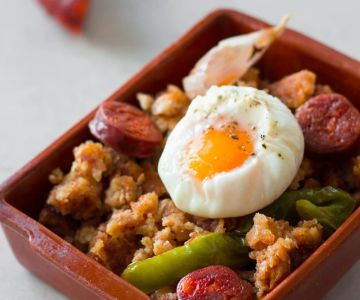 How to Make Spanish Migas con Chorizo y Huevos: A Flavorful Bread, Sausage, and Egg Dish