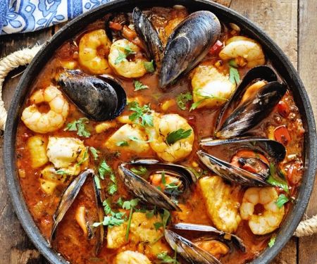 Exploring Spanish Seafood Dishes Ideal for Dinner Parties at Home