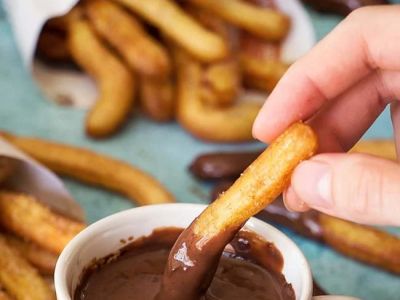 How to Make Spanish Churros con Chocolate y Canela: Fried Dough with Chocolate and Cinnamon