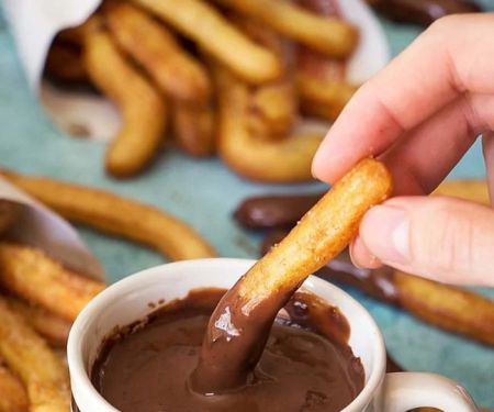 How to Make Spanish Churros con Chocolate y Canela: Fried Dough with Chocolate and Cinnamon