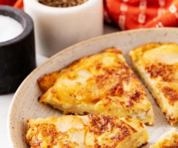 Authentic Spanish Tortilla Española Recipe with Yukon Gold Potatoes – Simple and Flavorful