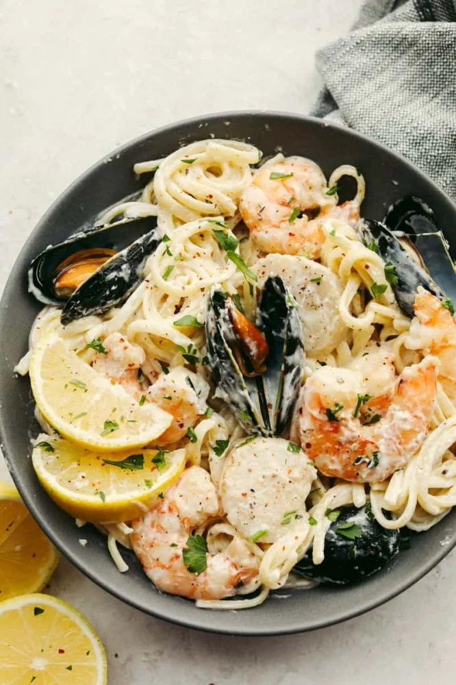 Easy Spanish Seafood Pasta with Garlic Sauce: A Simple Yet Flavorful Dish