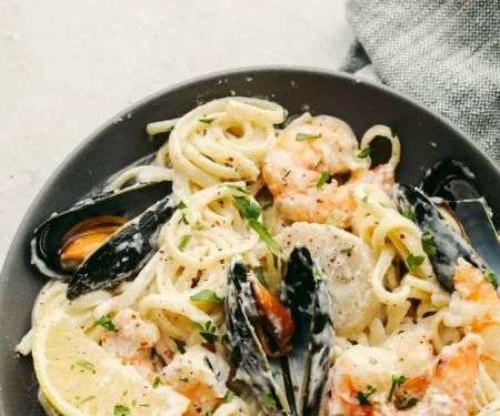 Easy Spanish Seafood Pasta with Garlic Sauce: A Simple Yet Flavorful Dish