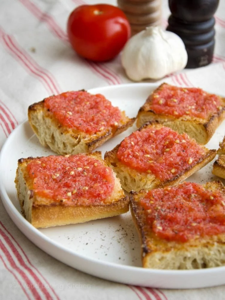 Easy Spanish Pan con Tomate with Rustic Bread