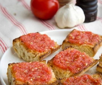 Easy Spanish Pan con Tomate with Rustic Bread